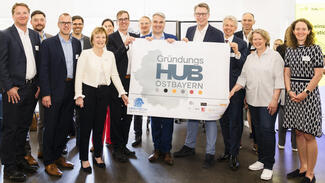 Der Stab des GründungsHub Ostbayern mit dem bayerischen Staatsminister Markus Blume